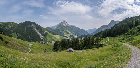 Fototapeta na wymiar Alpenpanorama in Österreich mit Hütten