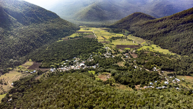 Pueblo en medio de un valle de la sierra