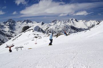 Fototapeta na wymiar Snowboarder on the slope