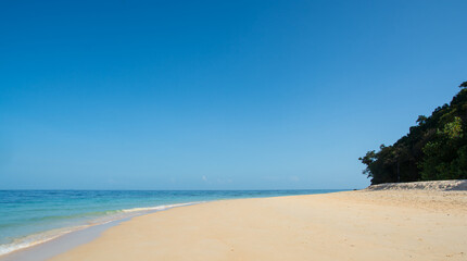 Fototapeta na wymiar Amazing claer beach on the Ko Rok Noi. Thailand's shore and sea is amazing nature