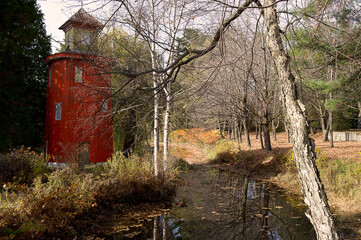 Cabane ronde et rouge en automne dans le bois