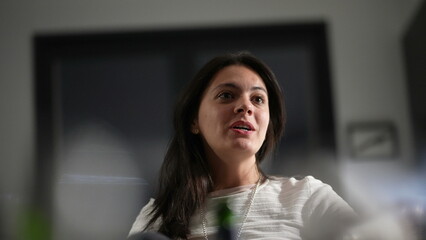 Obraz premium Candid woman in conversation at night, casual real life3