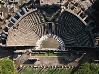 Vista aerea degli scavi di Ostia antica, teatro romano e antico porto di Roma