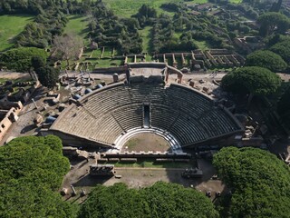 Vista aerea degli scavi di Ostia antica, teatro romano e antico porto di Roma