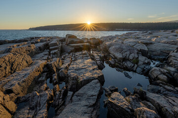 Obraz premium Sunburst sunset at Otter Point in Acadia National Park, Maine 