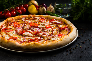 Spicy chicken pizza 