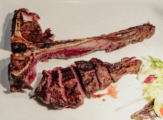 Excelentes cortes de carne argentina en un plato blanco.
