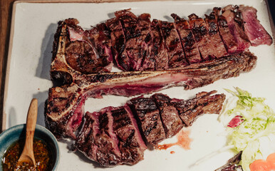 Excelentes cortes de carne argentina en un plato blanco.
