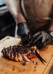 Excelentes cortes de carne argentina sobre tabla de madera