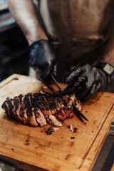 Excelentes cortes de carne argentina sobre tabla de madera