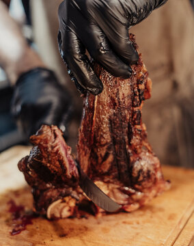 Excelentes cortes de carne argentina sobre tabla de madera