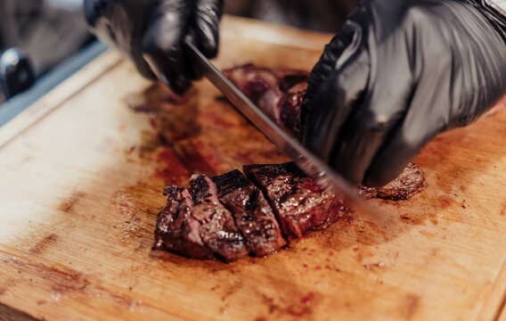 Excelentes cortes de carne argentina sobre tabla de madera