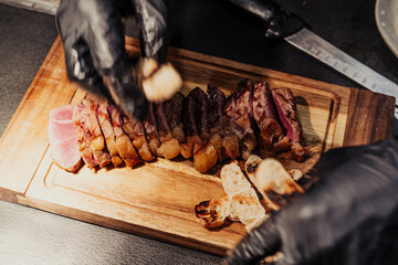 Excelentes cortes de carne argentina sobre tabla de madera