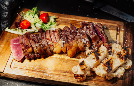 Excelentes cortes de carne argentina sobre tabla de madera