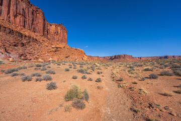 Fototapeta premium hiking the murphy trail loop in the island in the sky in canyonlands national park, usa