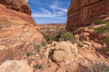 Fototapeta premium hiking the chesler park loop trail in the needles in canyonlands national park, usa