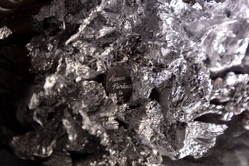 collar y placa con frase “nunca pierdas la fe” en fondo textura metálica, concepto de paz en los problemas, depresión, fe.