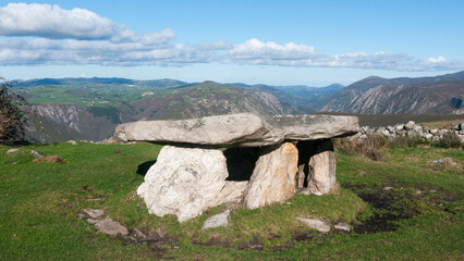 Dolmen de rocas en montaña © Darío Peña