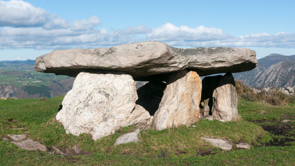 Dolmen de rocas en montaña © Darío Peña