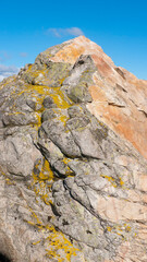 Roca anaranjada y gris 