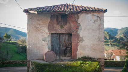 Granero viejo en zona rural de Asturias