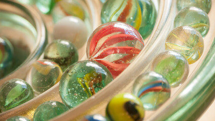 Canicas de cristal y diferentes colores colocadas en un plato circular