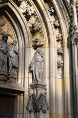 Fototapeta premium Statue of Saint Virgin Mary at the entrance of a european cathedral