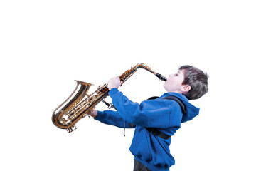 Junge mit Saxophon über weißem Hintergrund (freigestellt)