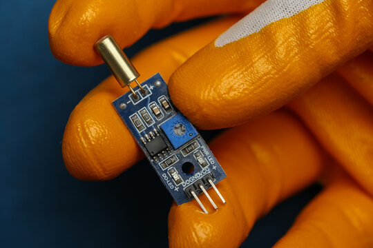 hand holding vibration sensor