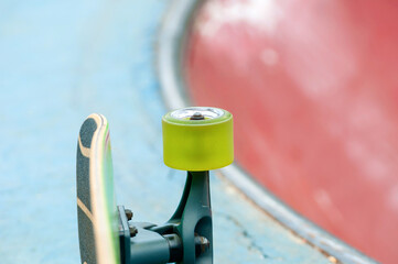 a prática do esporte de Skate realizado sobre uma prancha, com quatro rodinhas e dois eixos