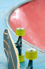 a prática do esporte de Skate realizado sobre uma prancha, com quatro rodinhas e dois eixos