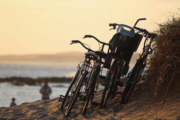 Bicicletas na praia - obrazy, fototapety, plakaty