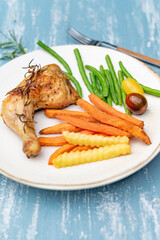 Hähnchen Keule mit Pommes grünen Bohnen und Oliven