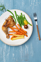 Hähnchen Keule mit Pommes grünen Bohnen und Oliven