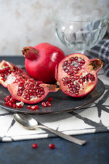 Geschnittene Granatäpfel auf schwarzem Teller