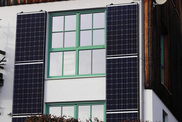 Solarmodule zur Stromerzeugung an einer Hauswand
