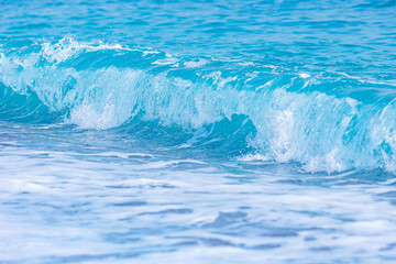 Naklejka premium Nature background, start storm on blue sea wave on beach with splash