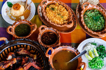 Mesa con pollo asado y acompañamientos