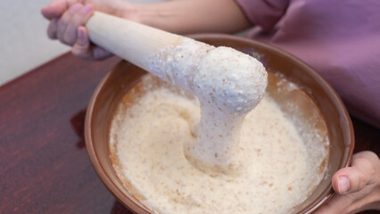 日本の食べ物｜自然薯・すり鉢でとろろ汁をすりおろす