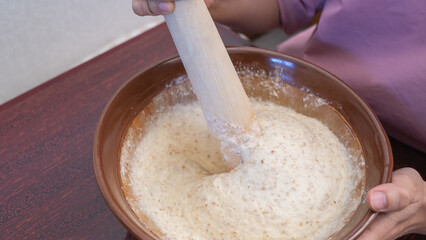 日本の食べ物｜自然薯・すり鉢でとろろ汁をすりおろす