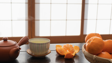 和室のこたつでミカンと緑茶