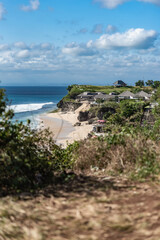 Atemberaubender Ausblick im Urlaub auf das Meer am Strand in Bali, Indonesien	