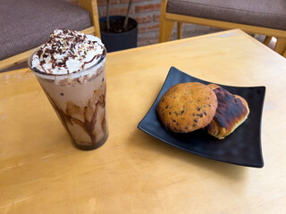 Café capuchino con galletas un lado