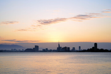 Fototapeta na wymiar 能古島から見た福岡市街の夜明け