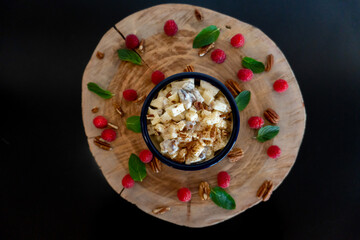 Ensalada navideña de manzana con frambuesas