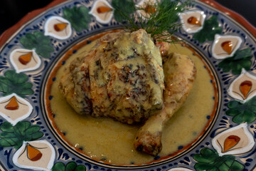 Close up pollo en salsa de ajo