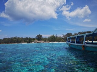 Boote im strahlend blauen und klaren Meer vor den Gili Inseln, Gili Trawangan, Indonesien