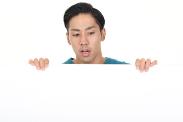 驚く男性とホワイトボード