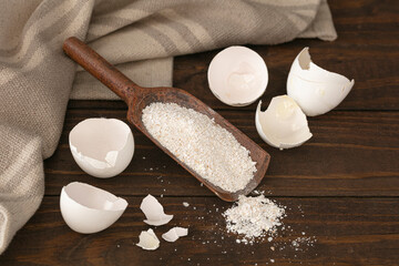 Eggshell ground, wooden spoon, homemade calcium, eggs, shells, calcium.