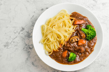 パスタのビーフシチュー